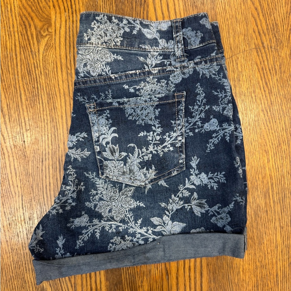 Time and Tru Blue Floral Women Shorts